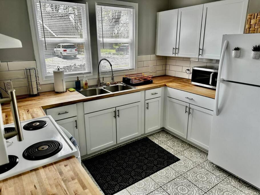 Mrs. Hughes Cottage - 2 Bedroom House W/ Parking Hamilton Eksteriør bilde
