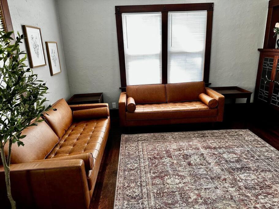 Mrs. Hughes Cottage - 2 Bedroom House W/ Parking Hamilton Eksteriør bilde