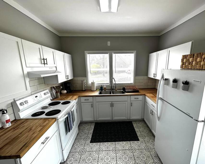 Mrs. Hughes Cottage - 2 Bedroom House W/ Parking Hamilton Eksteriør bilde